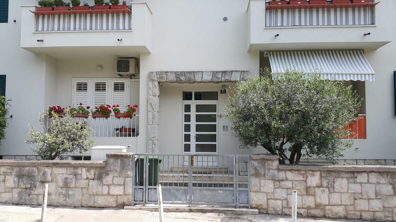 Apartments West Coast Split Exterior photo
